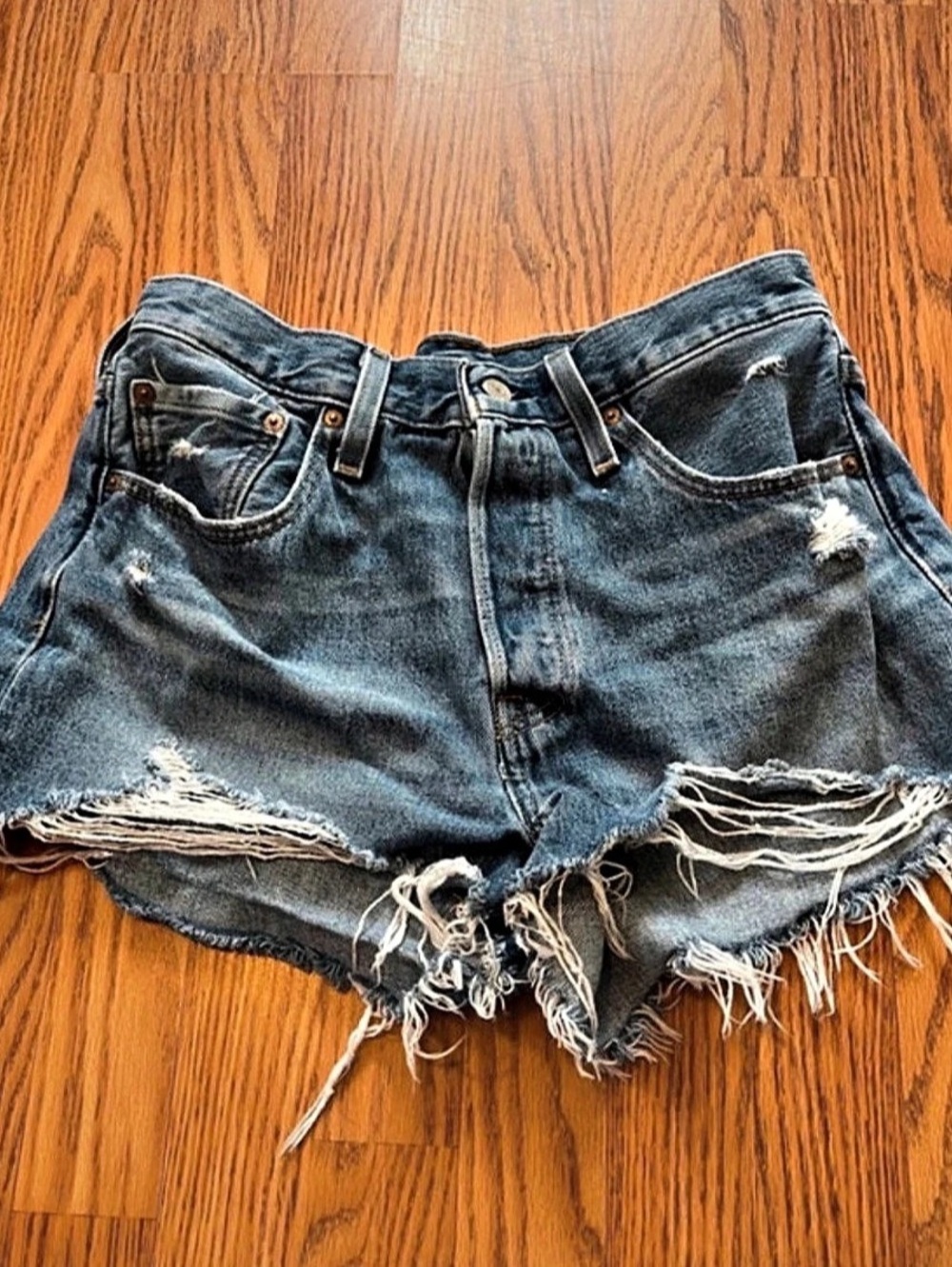Womens size 30 Levi’s distressed shorts (size 10)